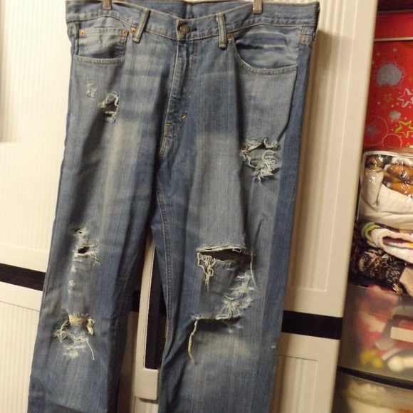 LEVI'S 541 - 36/34 TATTERED JEANS, - Picture 2 of 2